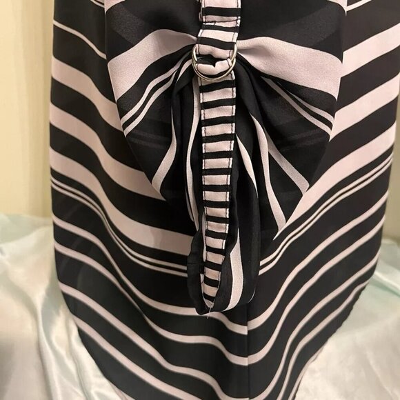 Cato. Size Medium. Black & white stripe pullover. V-neck. 3/4 sleeve. B100 - Picture 3 of 6